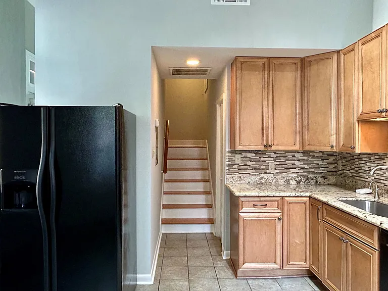 802 Spain St #3 — Photo 6