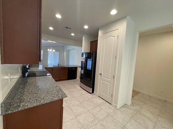 Large kitchen, granite countertops