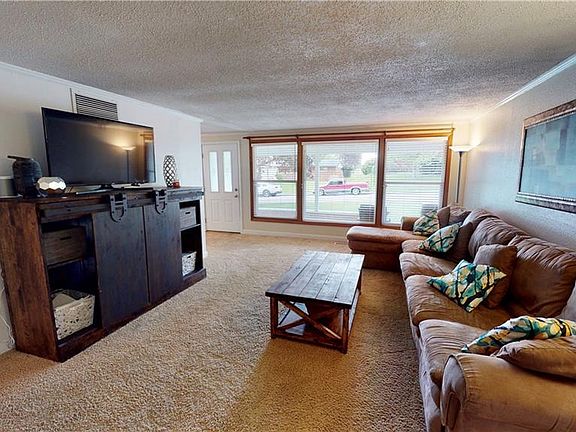 5th image of 3221 Waltham Ave