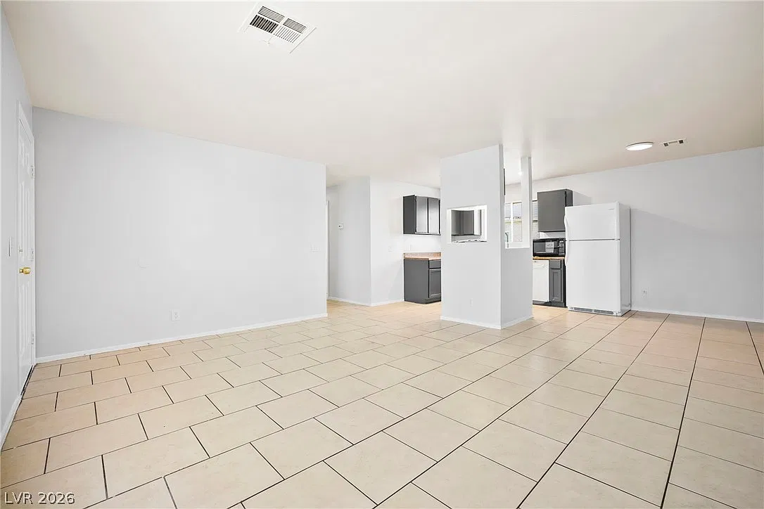 2 bed, 2.0 bath, 3936 sqft, $1,350 — Photo 2