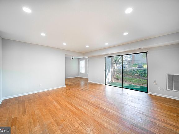 5th image of 864 Quince Orchard Blvd #10