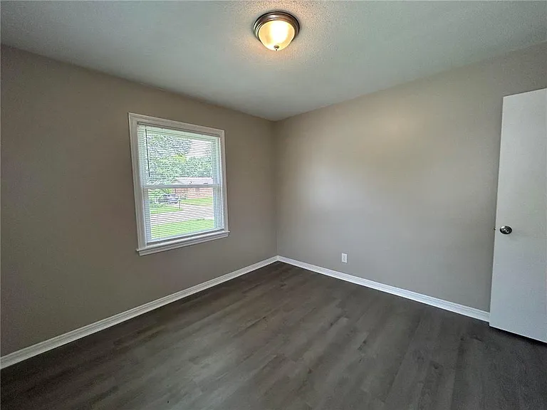 506 Seville Dr — Photo 20