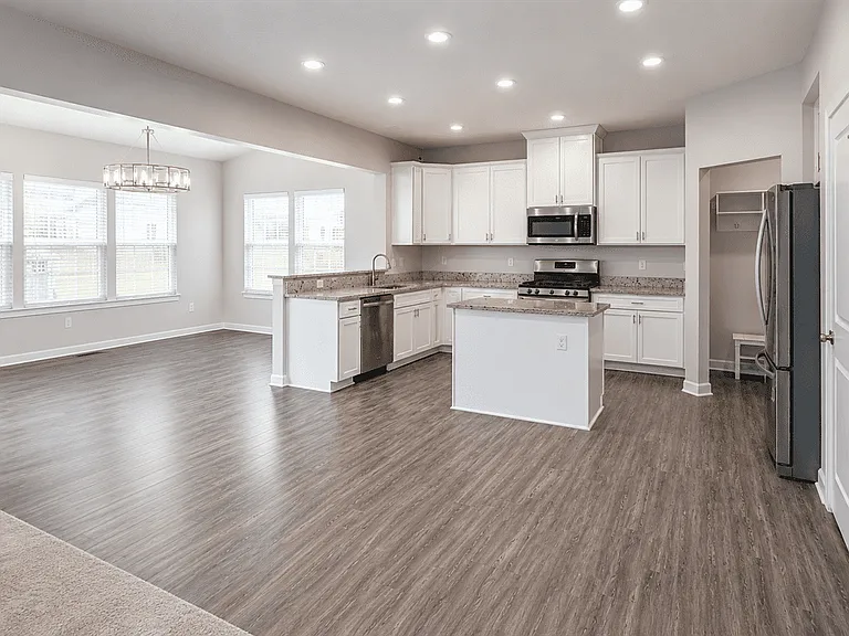 320 Ridgefield Dr — Photo 2