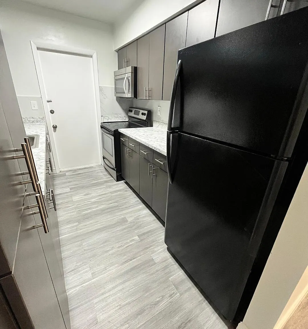 2 bed, 1.0 bath, 7358 sqft, $1,799 — Photo 4
