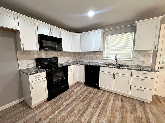3rd image of 2413 Hilltop Dr