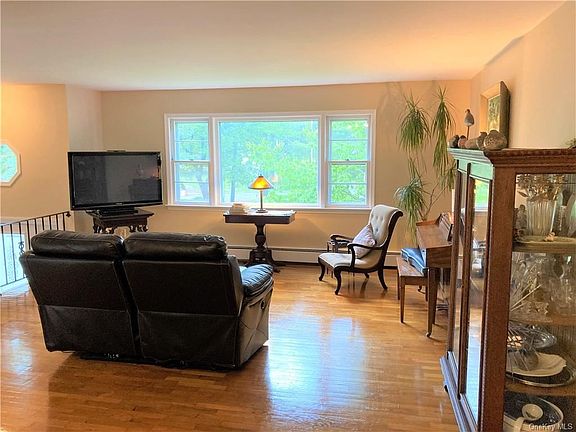 4th image of 21 Farm Ct