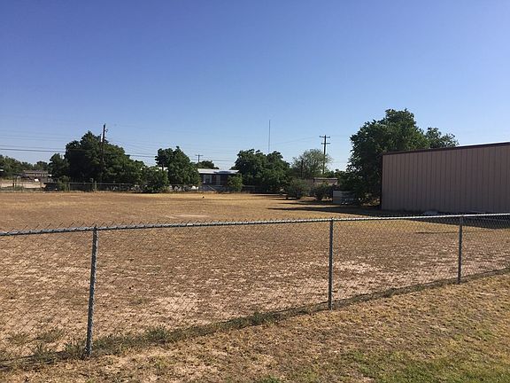 5th image of 1801 N Roadrunner Ave