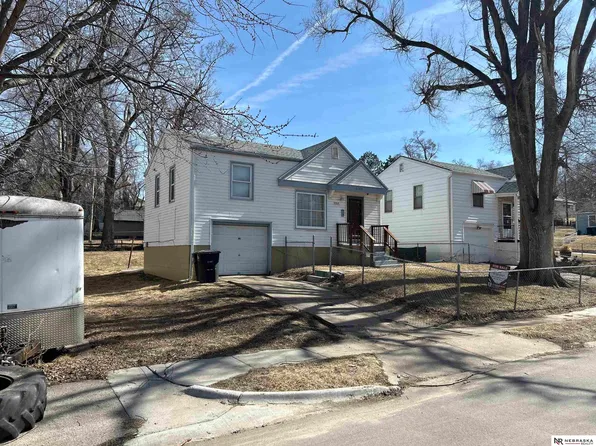 3705 N 44th St, Omaha, NE 68111
