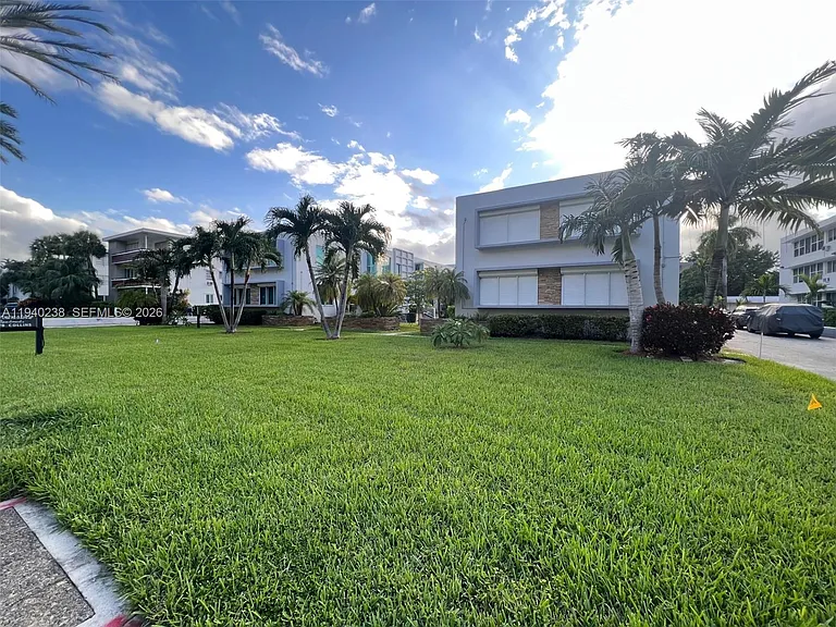 10178 Collins Ave #107 — Photo 8