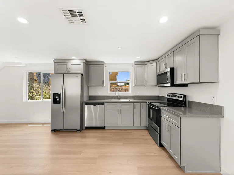 1033 W 91st St #A — Photo 14