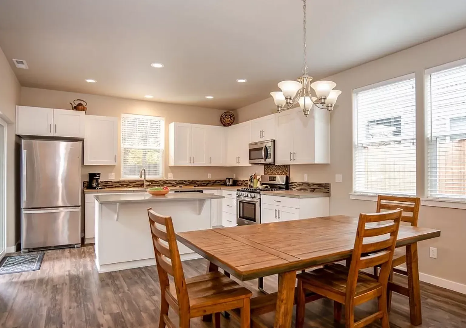 Great 3 Bed/2.5 Bath Home on Quiet Street - Shea Court — Photo 4