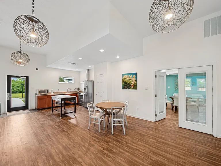 M Club Apartments — Photo 6