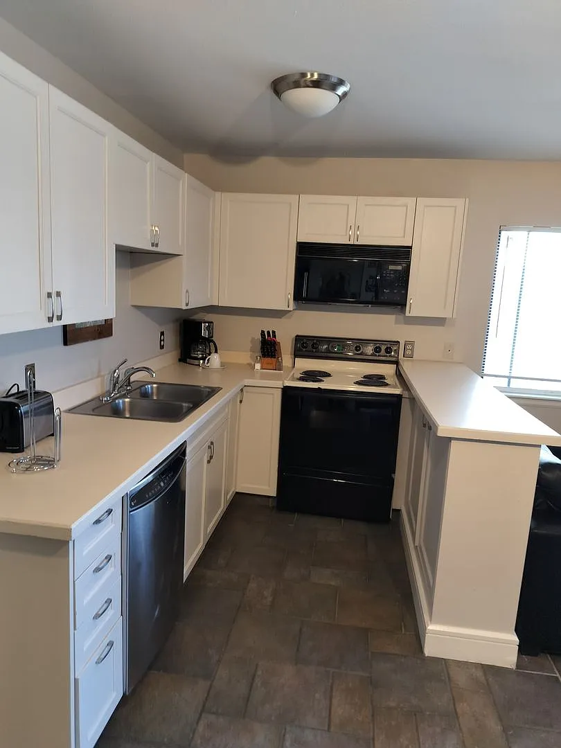 Furnished/Pet friendly/ One bedroom Condo, short-mid term lease with large deck to enjoy the Boul... — Photo 2