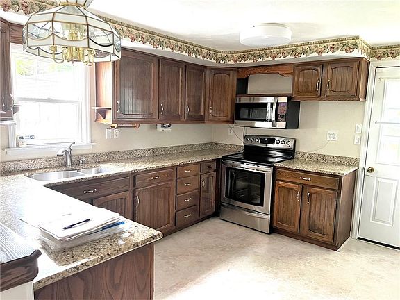 4th image of 61 Ann Ln