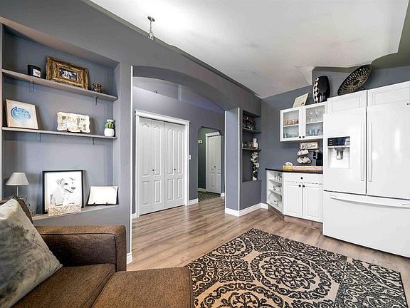 5th image of 110 N Redcliff Way SW
