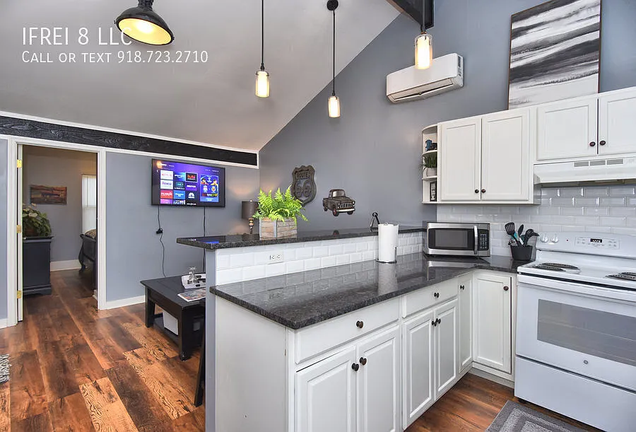 Furnished 2 bedroom one bath house by Cherry Street — Photo 2
