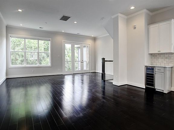 (This is the previous photo before virtual staging.)