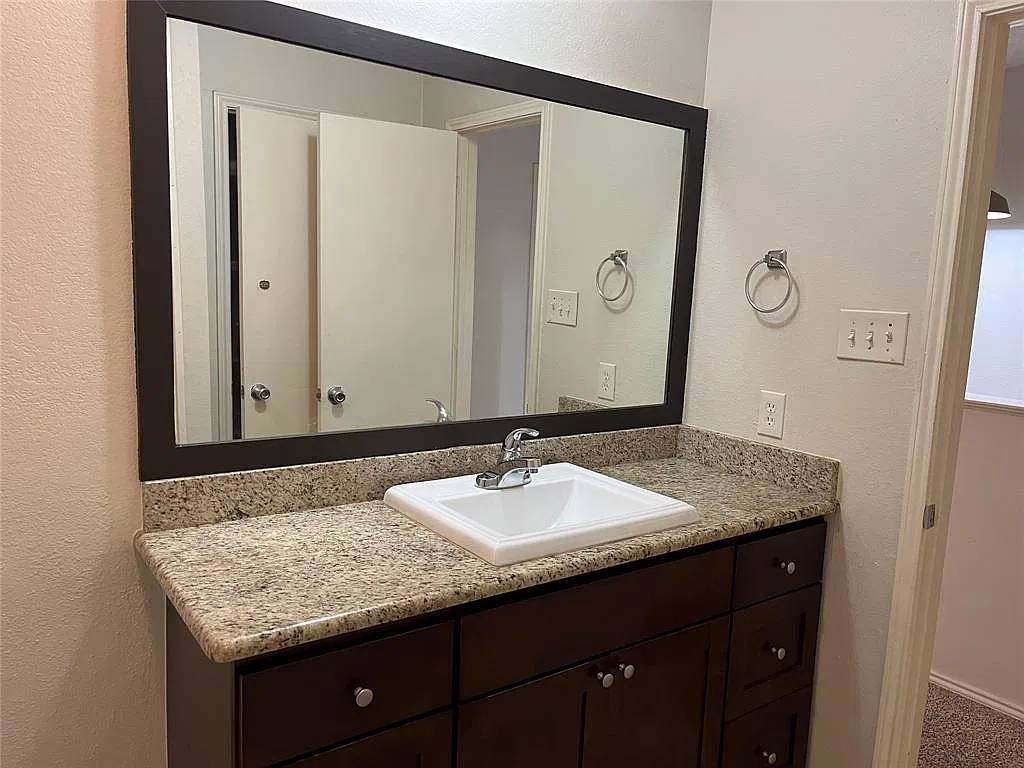 2 bed, 1.5 bath, 970 sqft, $1,450 — Photo 2