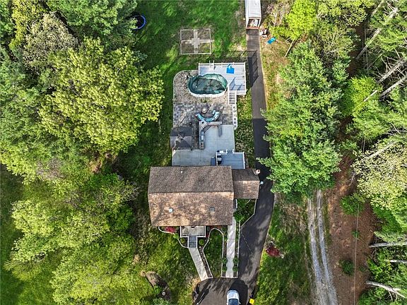 2nd image of 96 Hemlock Farm Trl