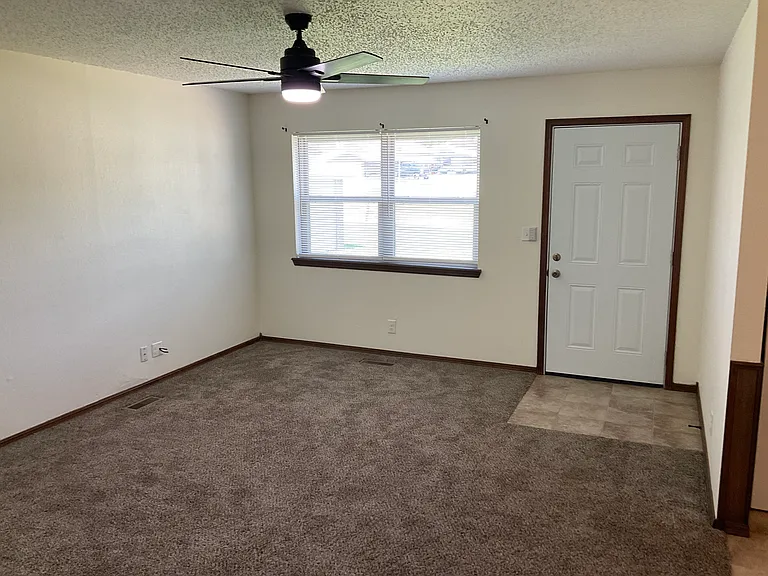 1106 Hillside Dr — Photo 3