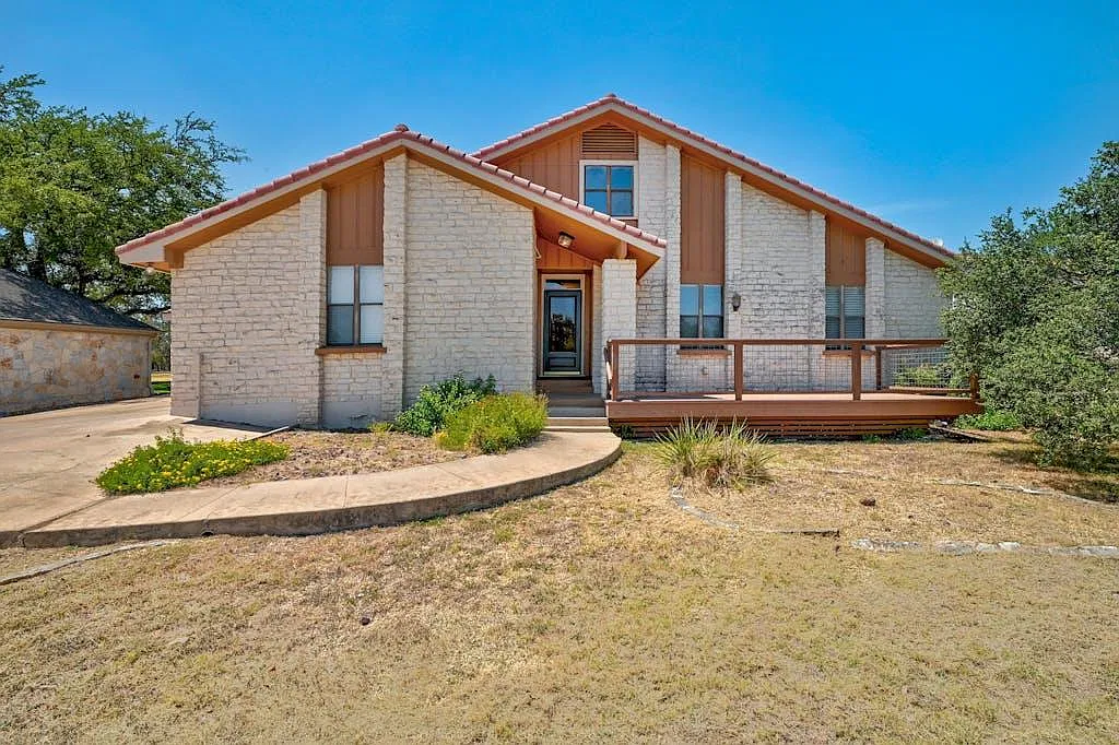 4 bed, 3.5 bath, 2827 sqft, $2,950 — Photo 2