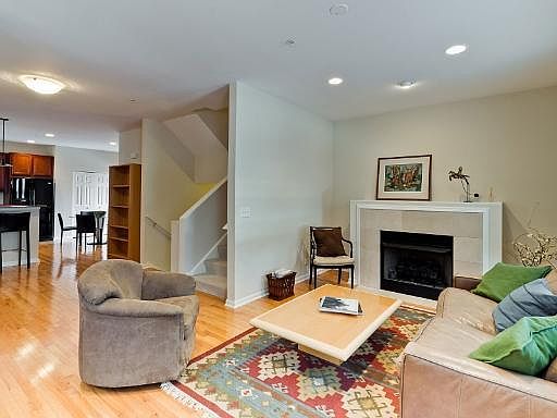3rd image of 527 Chicago Ave #C