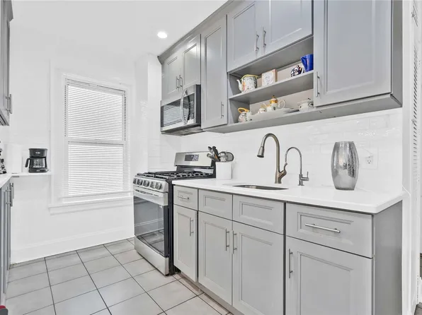 21-24 Ditmars Boulevard, Long Island City, NY 11105