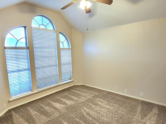 4th image of 2105 Oak Park Dr
