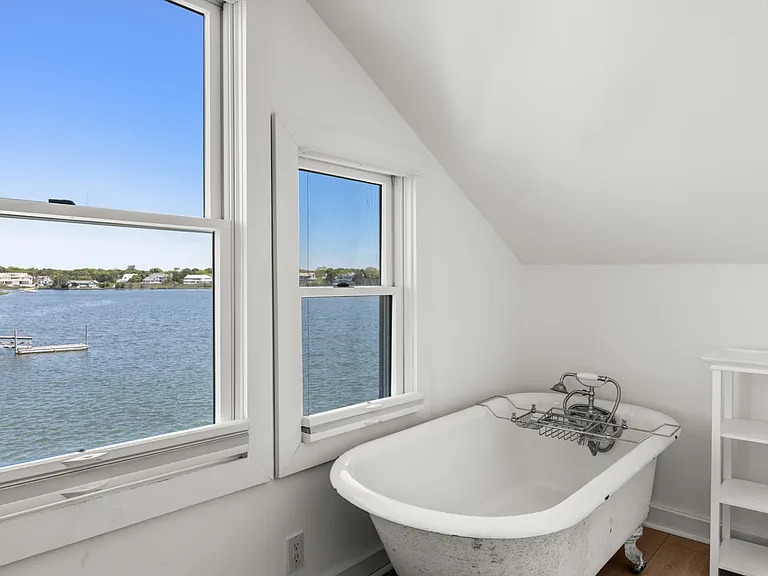 61 Dune Rd — Photo 17