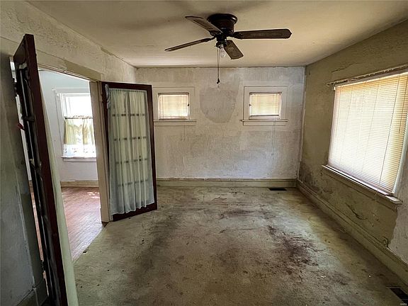 4th image of 7624 Fairham Ave