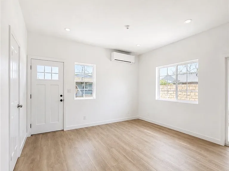 14625 Cullen — Photo 2