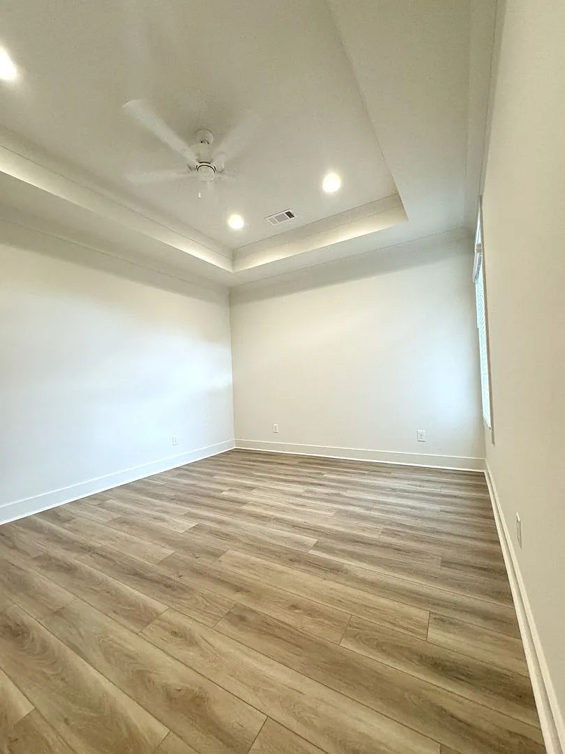 Modern 3 Bed / 3.5 Bath Townhome with Garage Prime Location Near Dining, Shopping & Entertainment! — Photo 4