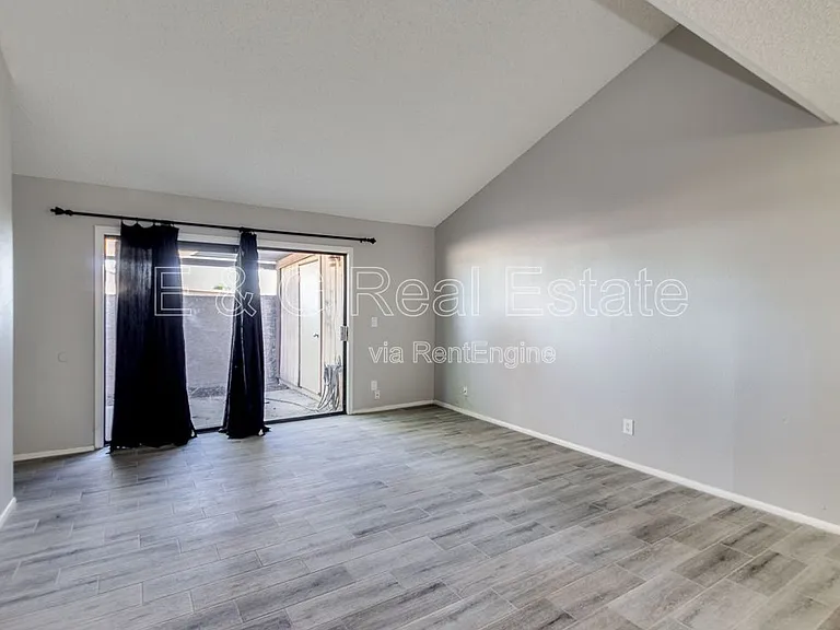 2149 E 10th St #3 — Photo 7