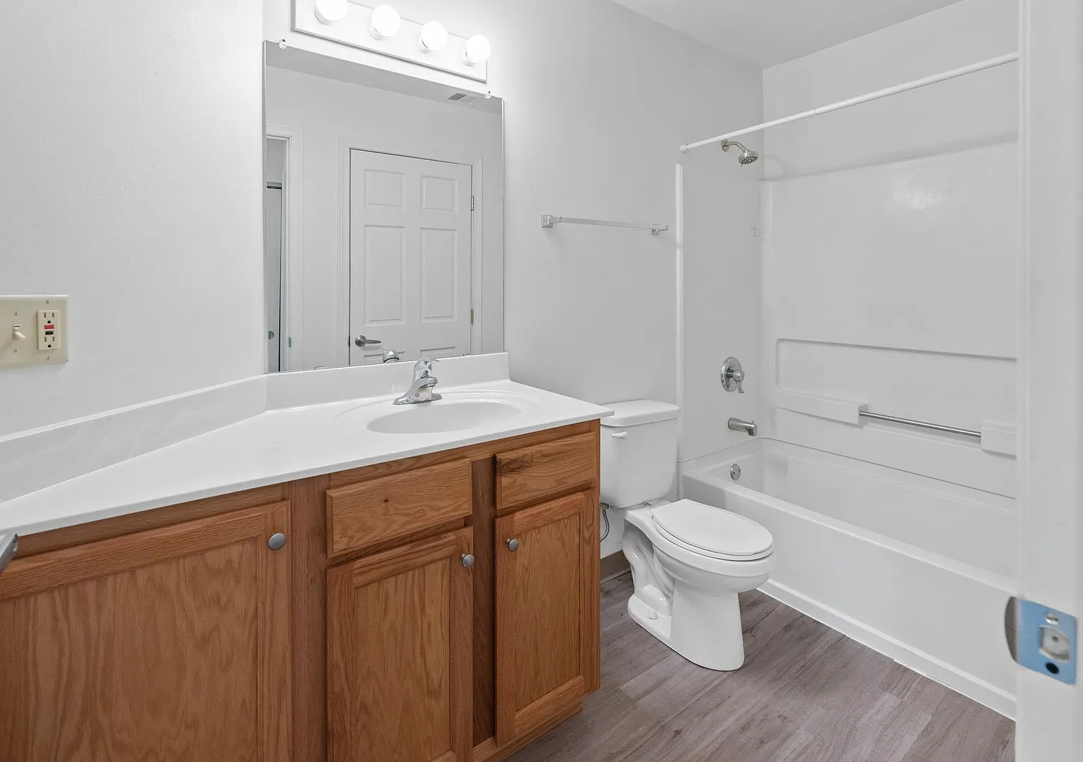 Hidden Creek 2 Bed 1.5 Bath home! — Photo 4