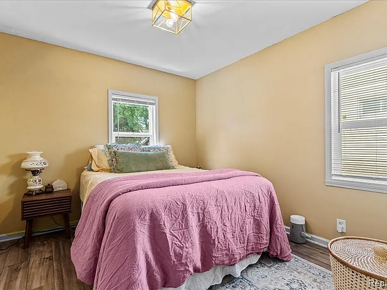 136 W Mapledale Ave — Photo 9
