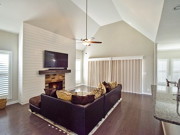 4th image of 256 Dorchester Cir