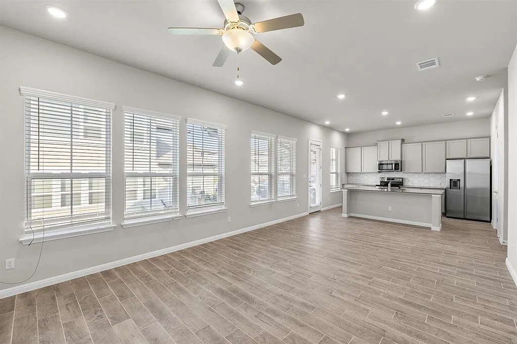 3 bed, 2.5 bath, 1721 sqft, $1,950 — Photo 4