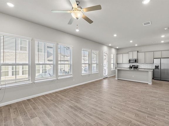 4th image of 1015 Vista View Dr #1301