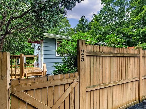 3rd image of 25 Hemlock Trail Ct