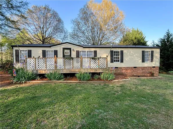 1744 Old Winston Rd, Pinnacle, NC 27043