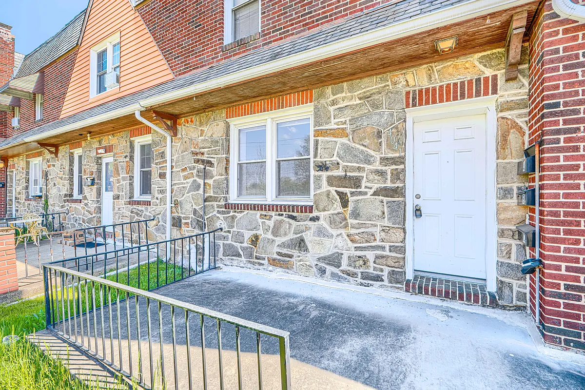 Front view - 4041 Wilkens Ave #B