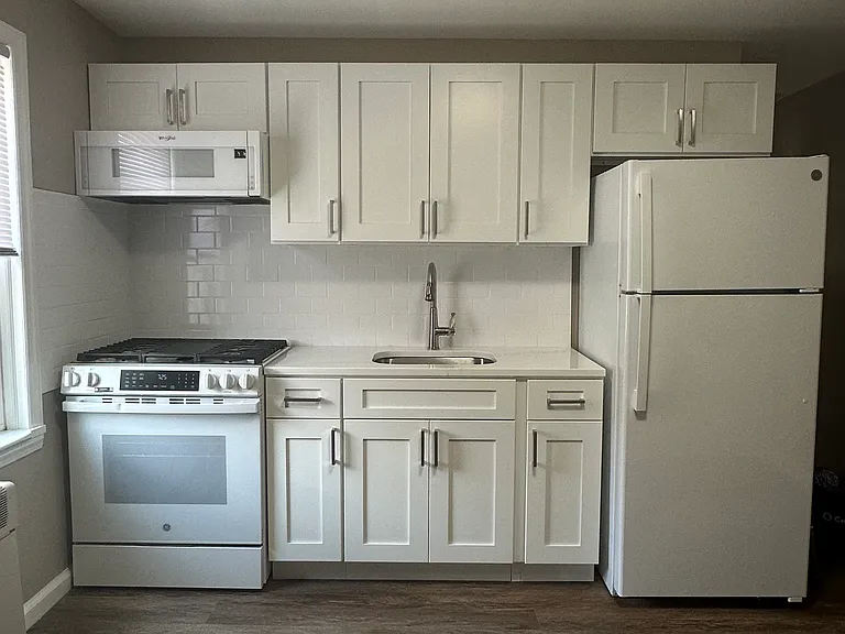 239 E Main St #4 — Photo 3