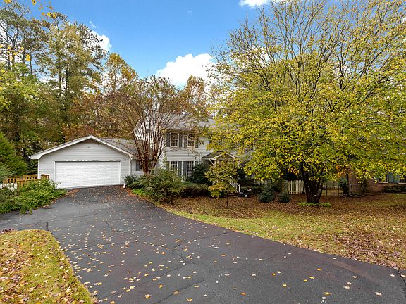 3rd image of 3061 Woodlake Ct