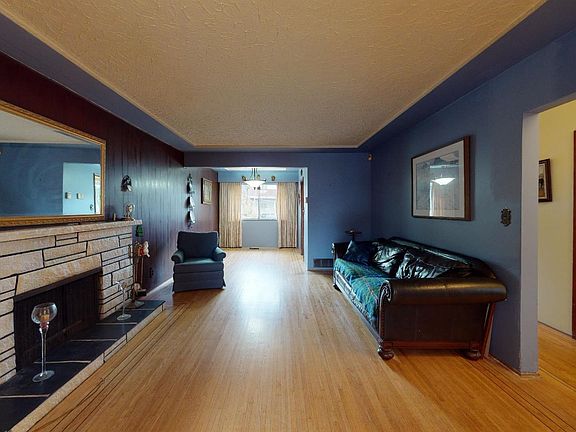 3rd image of 4863 Rupert St