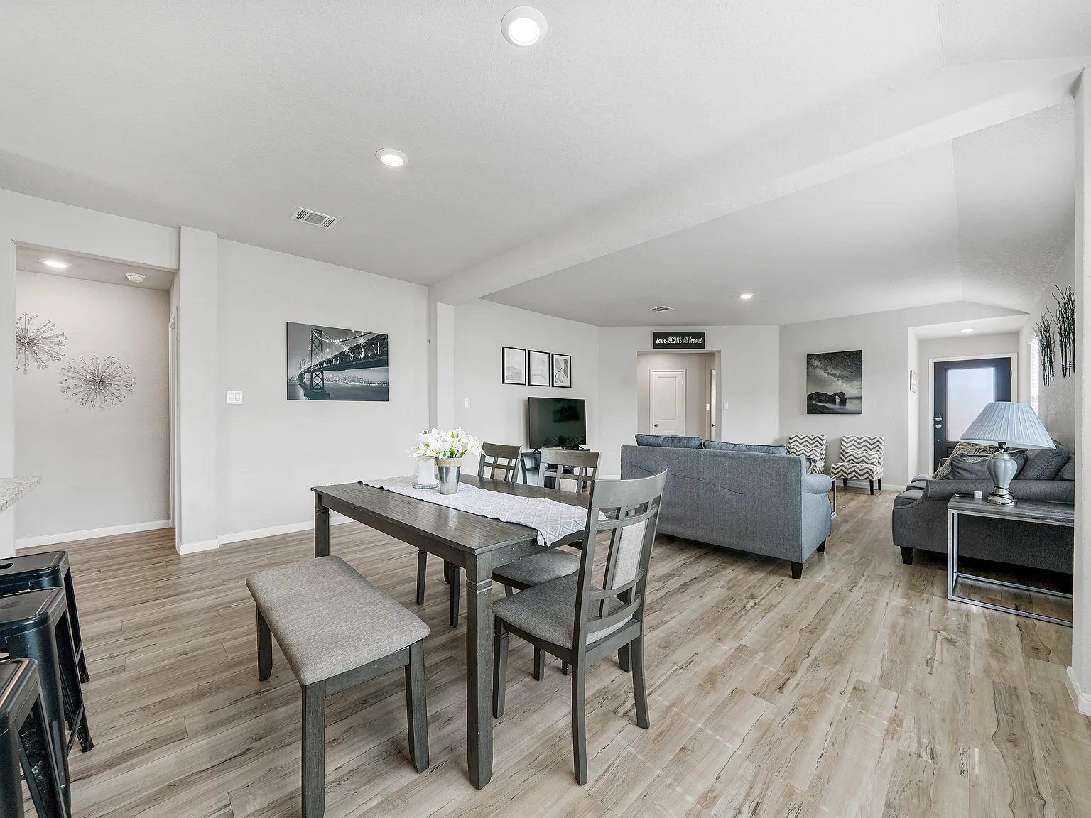 4 bed, 1667 sqft, $4,000 — Photo 2