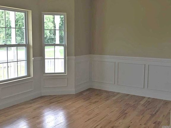 5th image of 27 Woodbine Ave