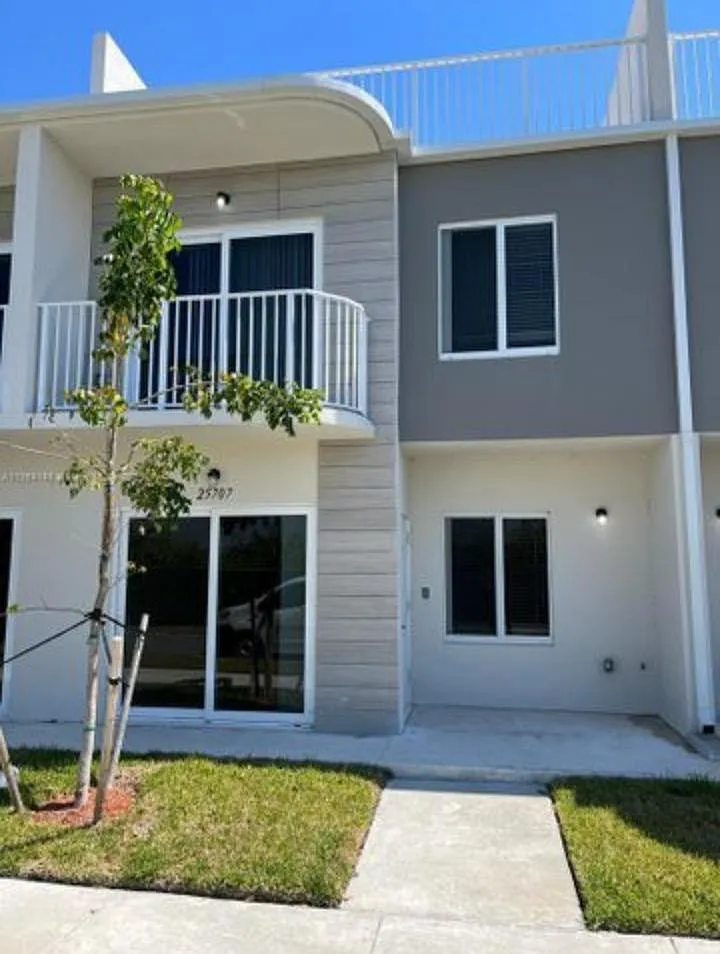 4 bed, 3.5 bath, 1700 sqft, $2,800 — Photo 1
