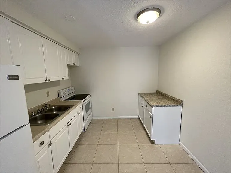 1148 W 28th St #2 — Photo 7