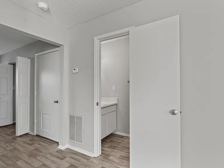 Wilshire Park Apartments — Photo 44