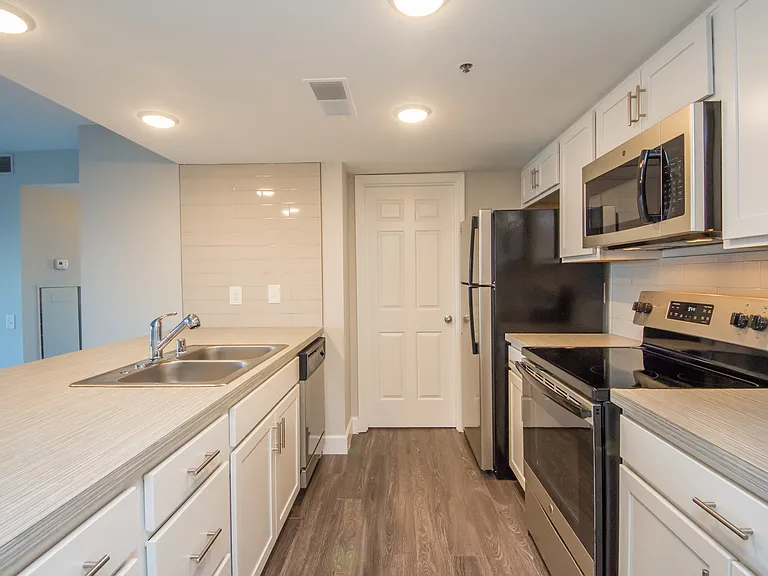 Park Plaza Apartments — Photo 23